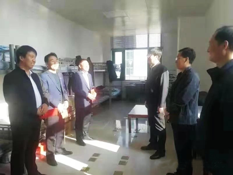 工業(yè)園區(qū)管委會(huì)、泓源公司慰問(wèn)園區(qū)機(jī)關(guān)保安門衛(wèi)等一線人員(圖2)