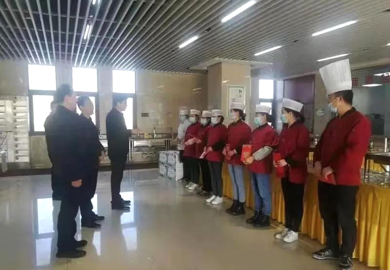 工業(yè)園區(qū)管委會(huì)、泓源公司慰問(wèn)園區(qū)機(jī)關(guān)保安門衛(wèi)等一線人員(圖3)