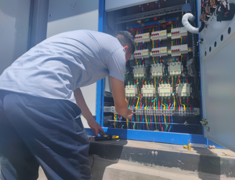 市產(chǎn)投集團(tuán)宜浩園林公司對園區(qū)路燈配電設(shè)施開展專項巡檢工作(圖2) 市產(chǎn)投集團(tuán)宜浩園林公司對園區(qū)路燈配電設(shè)施開展專項巡檢工作(圖2)