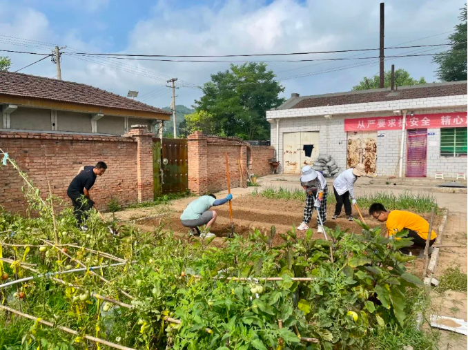 市產(chǎn)投集團(tuán)百名員工下一線真磨礪練本領(lǐng)(圖4) 市產(chǎn)投集團(tuán)百名員工下一線真磨礪練本領(lǐng)(圖4)